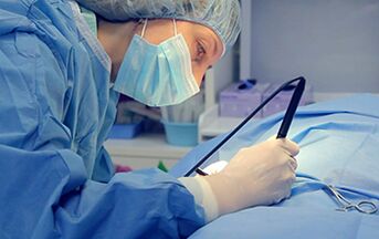 Pakar bedah melakukan pembedahan untuk meningkatkan lingga seorang lelaki