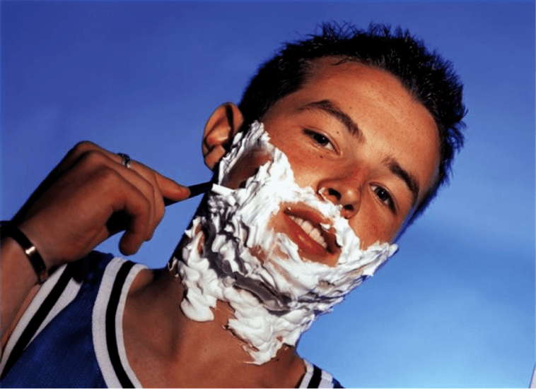 Teenager mencukur dan berfikir tentang pembesaran zakar