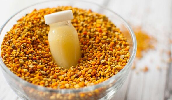 Seorang lelaki akan menjaga dirinya dalam keadaan yang baik dengan memakan jeli diraja dan roti lebah