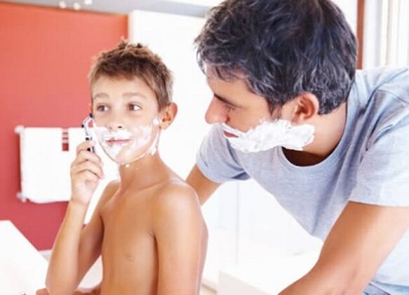 bapa mengajar anak mencukur dan membesarkan zakar