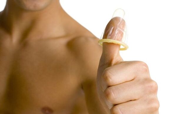 kondom di jari melambangkan pembesaran zakar remaja tersebut